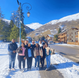 Photo de groupe devant une montagne