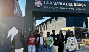 Photo des étudiants devant le stade du FC Barcelone, le Camp Nou