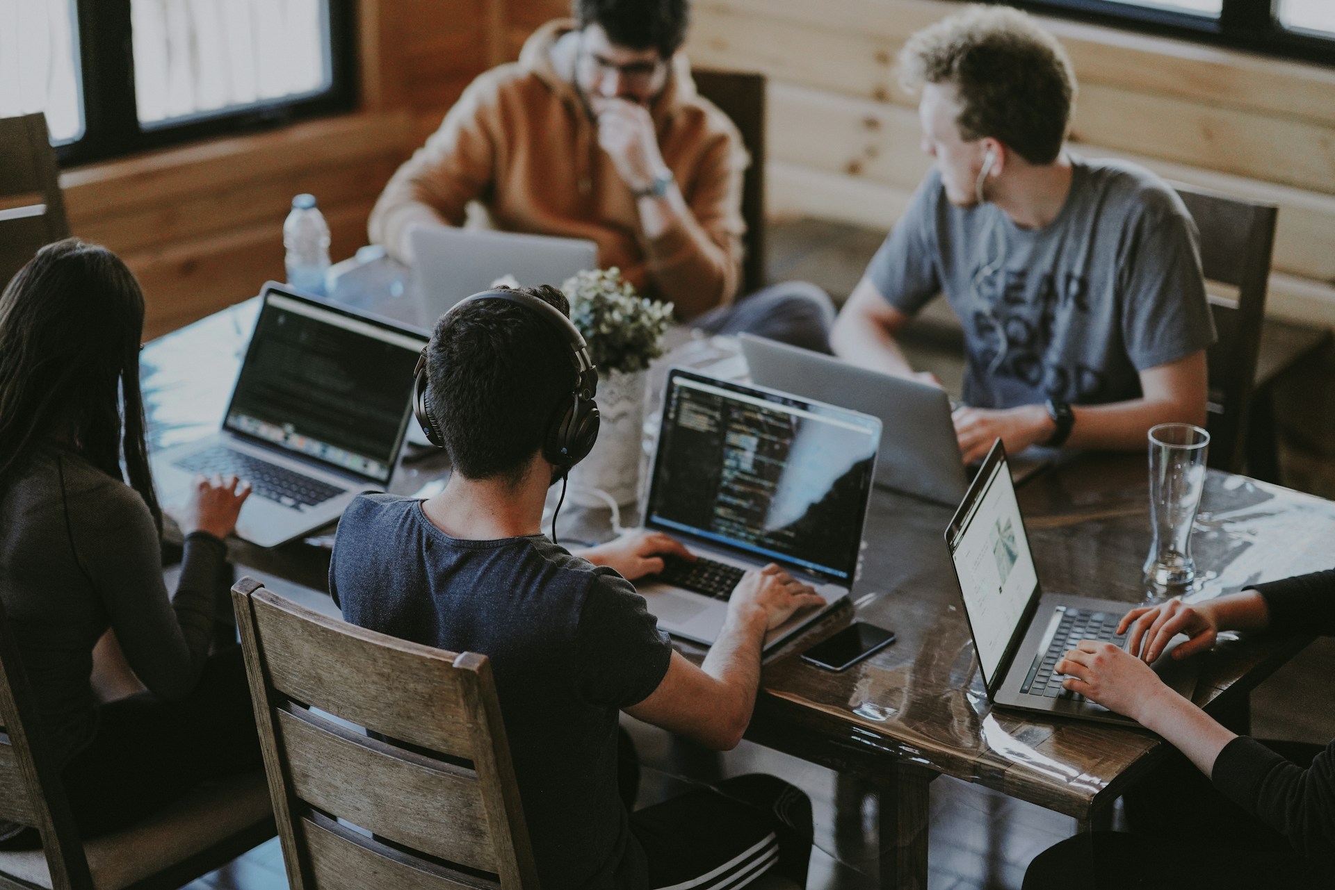 Personne se regroupant pour travailler