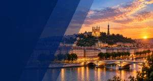 Vue panoramique de Lyon au coucher du soleil avec la basilique de Fourvière et la Saône