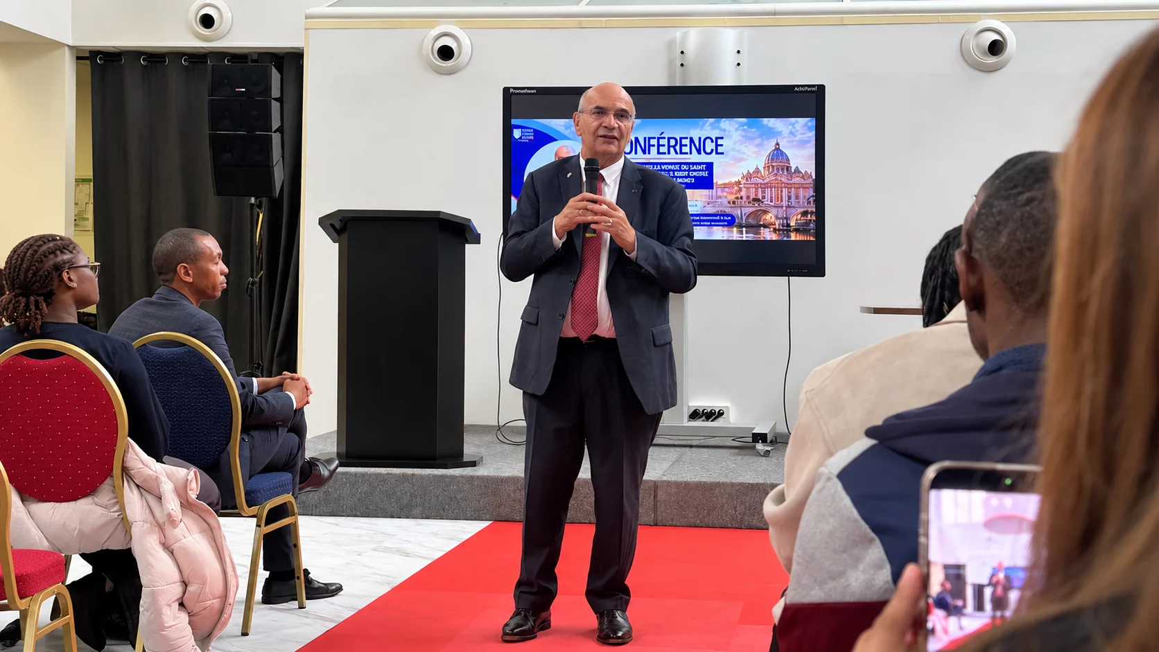 Pierre-Jean Gire lors de sa conférence sur la diplomatie du Vatican à l’École de Commerce de Lyon, le 13 octobre 2026.